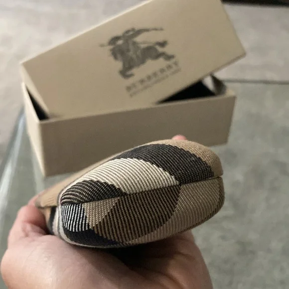 - Burberry Clam Glasses Case NEW With Box - Picture 8 of 9